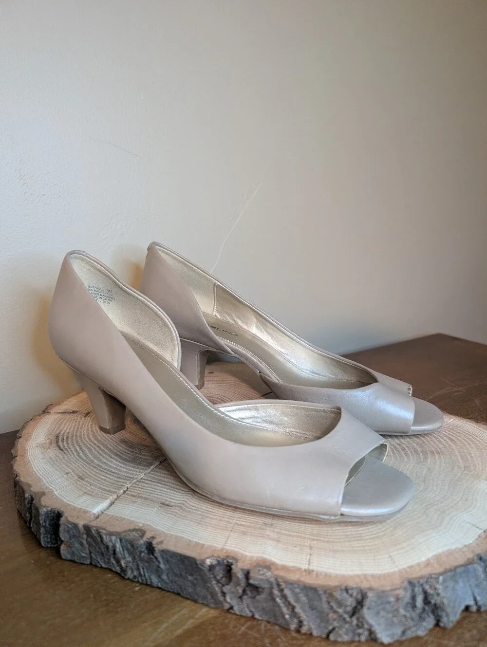Bandolino patent leather nude pumps peep toe size 9